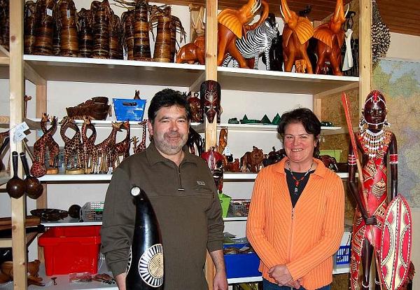 In seiner Kenia-Großhandlung in Aldersbach: Gerhard Ernecker mit seiner „rechten Hand“ Regina Söldner. Foto: Straßer