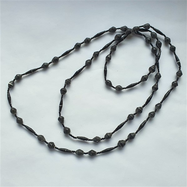 Kette aus Papierperlen, schwarz