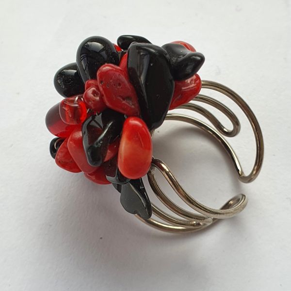 Ring, rot-schwarz