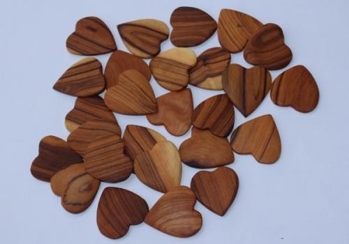 Mini-Herzen aus Olivenholz